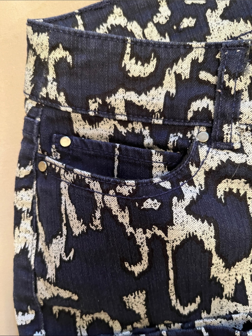 Kenneth Cole Reaction Woman’s Navy and White Loud Printed Cropped Jeans Size 6 - Picture 12 of 13